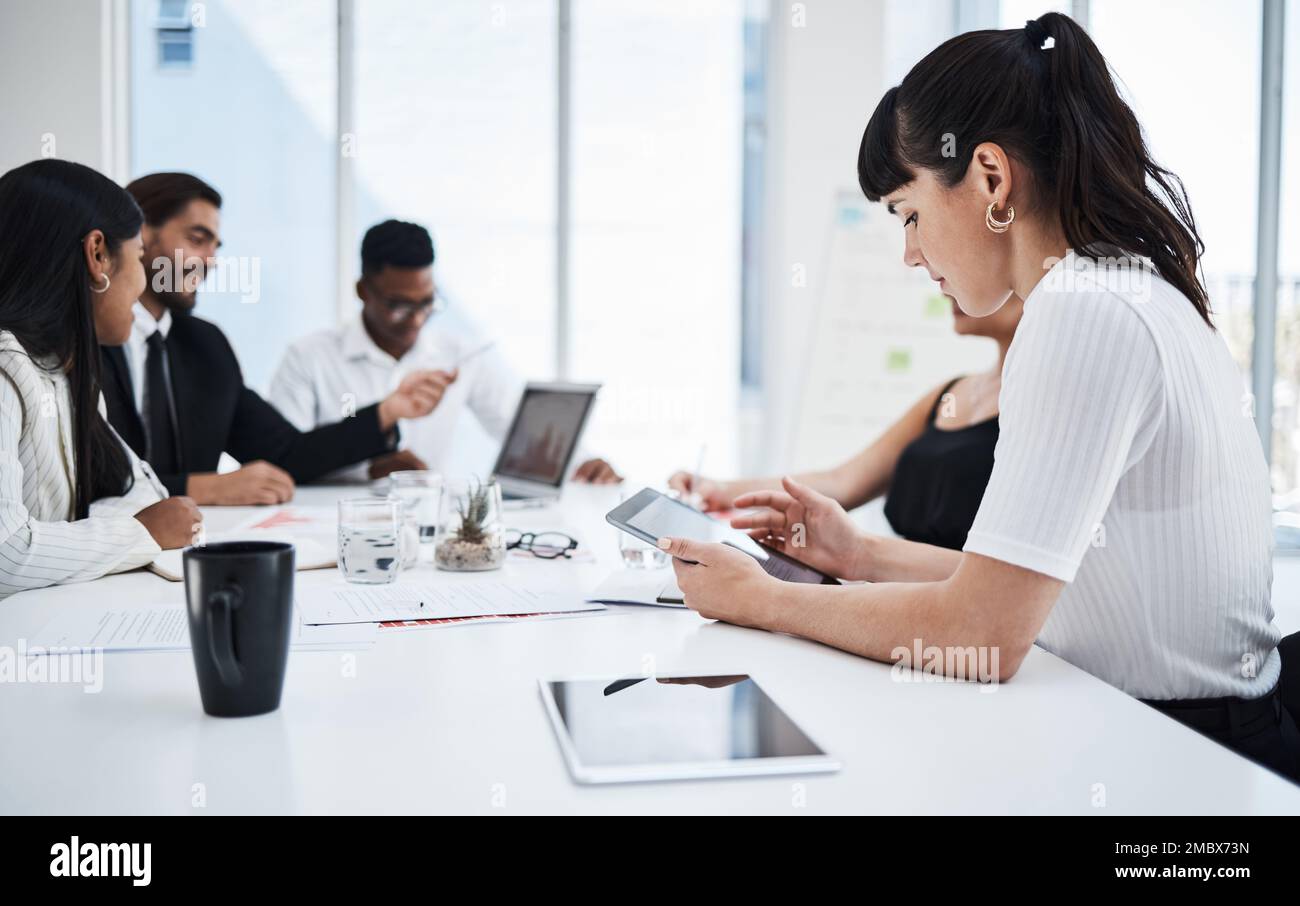 Femme, bureau et tablette lors d'une réunion d'entreprise avec des analyses, planification et lecture de données avec des personnes. Travail d'équipe d'entreprise, technologie tactile mobile ou Banque D'Images