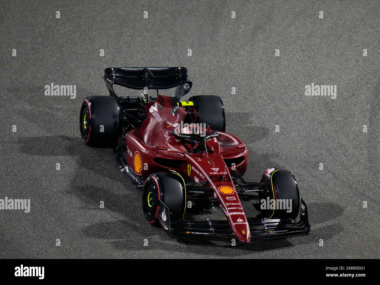 Ferrari driver Carlos Sainz of Spain steers his car during qualifying session for the Formula One Bahrain Grand Prix it in Sakhir, Bahrain, Saturday, March 19, 2022. (AP Photo/Hassan Ammar) Banque D'Images