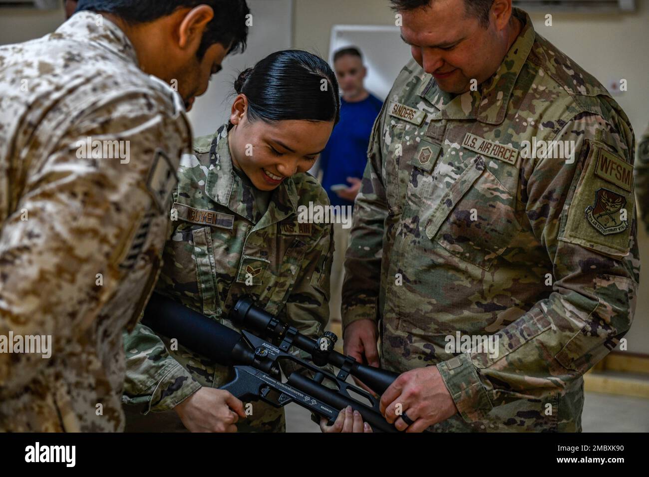 Un membre du service de la Royal Saudi Air Force et des États-Unis L'armée de l'air Gabriel Sanders, spécialiste de la maintenance des systèmes d'eau et de carburant de l'escadron du génie civil expéditionnaire 378th, explique au Senior Airman Anh Nguyen, spécialiste de la lutte antiparasitaire de l'ECES 378th, les pièces des fusils pneumatiques sous pression Bird-Aircraft-Strike-Hazard de la base aérienne de Prince Sultan, Royaume d'Arabie Saoudite, 22 juin 2022. L’équipe DE BASH de l’escadre expéditionnaire aérienne de 378th surveille et aide à atténuer l’activité de la faune autour des actifs de l’USAF. Depuis que les avions de l’USAF sont intégrés dans le champ d’aviation du SSAB de la RSAF, BASH et leur comptoir saoudien Banque D'Images