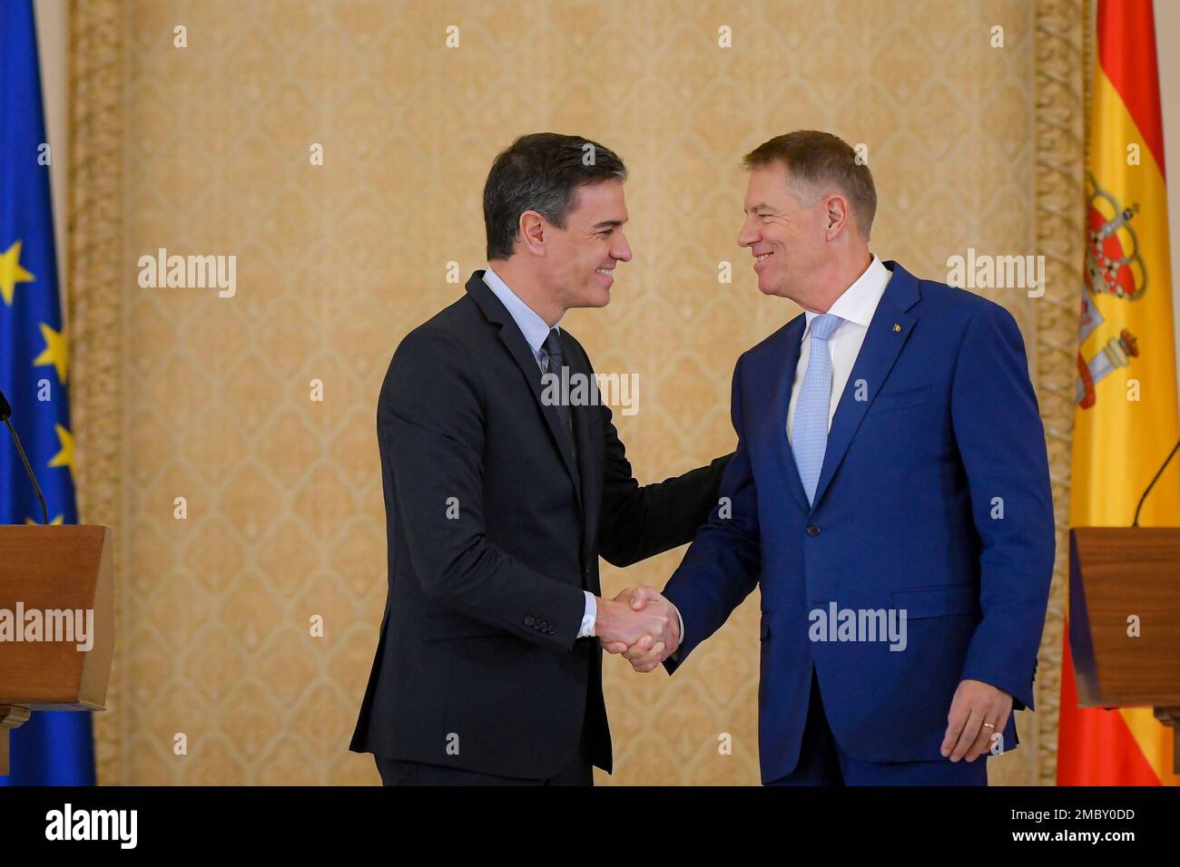 Spain's Prime Minister Pedro Sanchez, left, shakes hands with Romania's President Klaus Iohannis, right, at the end of press statements at the Presidential Palace in Bucharest, Romania, Thursday, March 17, 2022. (AP Photo/Andreea Alexandru) Banque D'Images