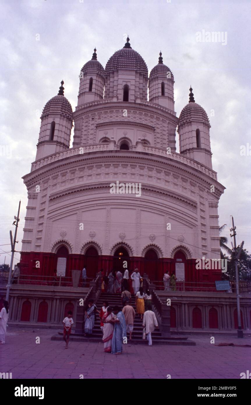 Le temple de Dakshineswar Kali est un temple hindou navaratna à Dakshineswar, Kolkata, Bengale occidental, Inde. Situé sur la rive est de la rivière Hooghly, la divinité présidant du temple est Bhavatarini, une forme de Parashakti Adya Kali, autrement connu sous le nom d'Adishakti Kalika. Ramakrishna et Ma Sarada Devi, mystiques du Bengale du 19th siècle. Le complexe du Temple sur la rive de la rivière Hooghly, Bengale-Occidental. Le temple principal a été inspiré par le temple Radhakanta de style Navaratna, construit par Ramnath Mondal de Tollygunge. Banque D'Images