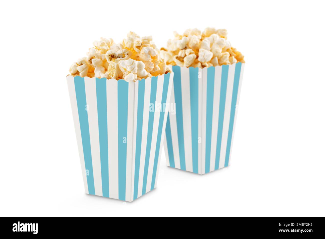 Deux seaux en carton à rayures blanches bleues avec pop-corn au fromage savoureux, isolés sur fond blanc. Cinéma, cinéma et divertissement. Banque D'Images