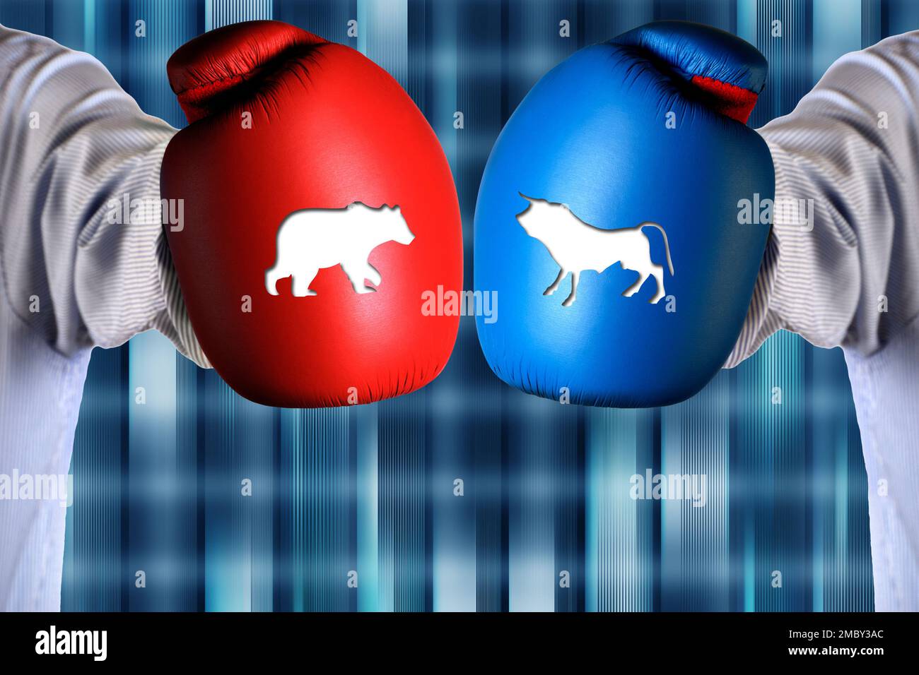 Hommes avec des gants de boxe frappant, un avec le symbole du marché de Bull, l'autre symbole du marché de l'ours Banque D'Images