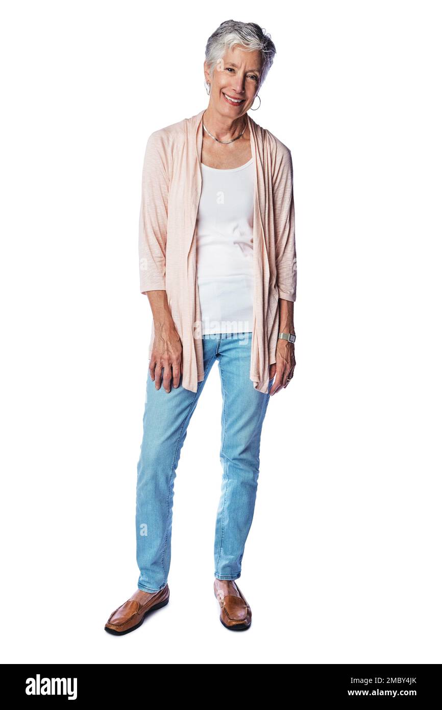 Sourire, portrait décontracté et femme âgée avec bonheur isolée sur fond blanc. Santé, bien-être et bonne vieille dame avec une vraie joie et fierté Banque D'Images