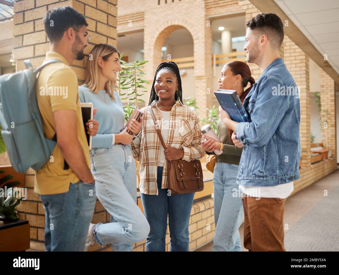 Apprentissage, amis et collège avec des étudiants heureux sur le campus avec des livres pour l'éducation, la bourse ou le savoir. Étudier, futur ou université avec Banque D'Images