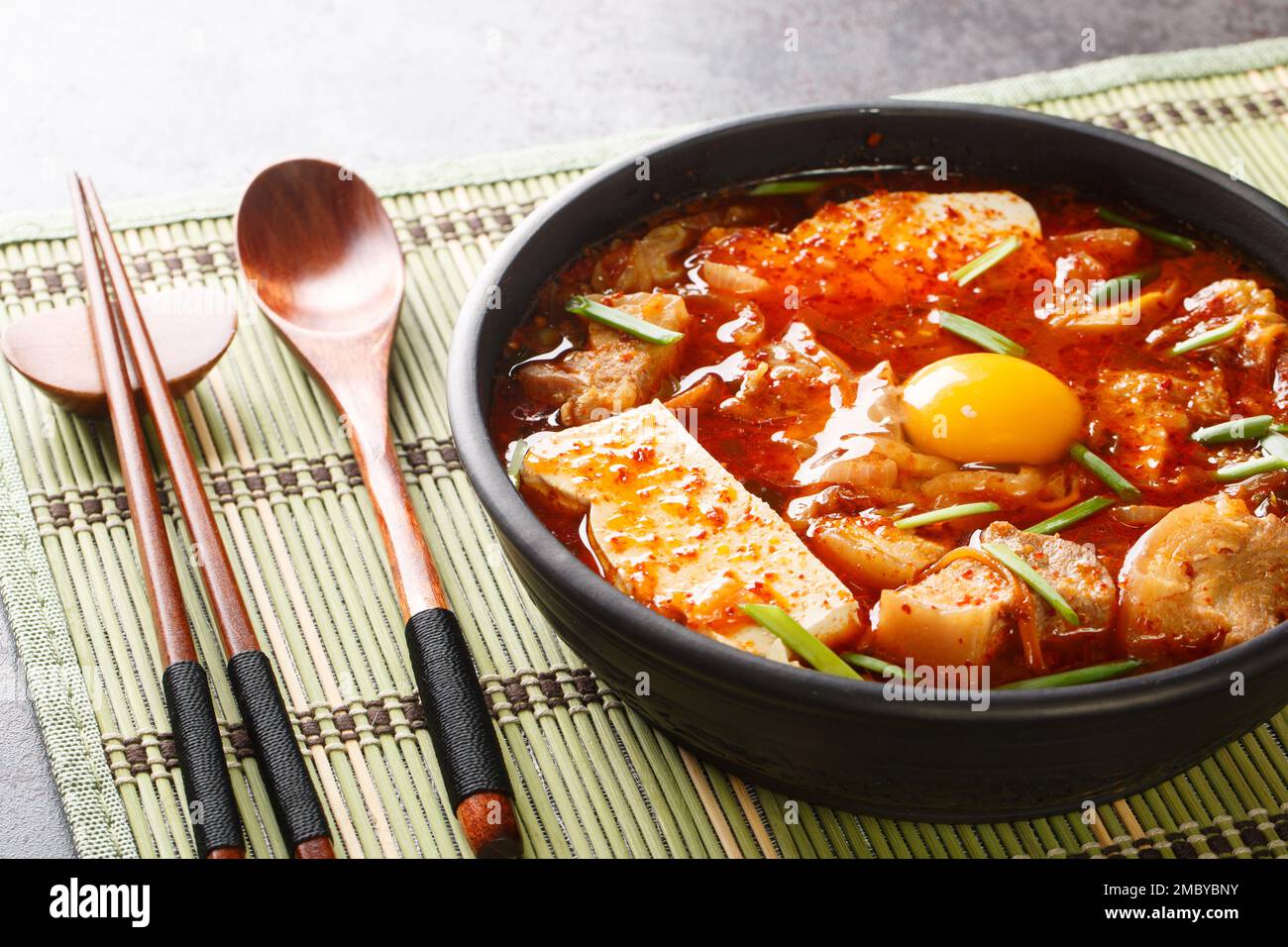 Sundubu jjigae ou tofu doux, est un plat traditionnel coréen à base de tofu soyeux doux et dégondolé enrobé dans un bouillon épicé et savoureux de près de TH Banque D'Images