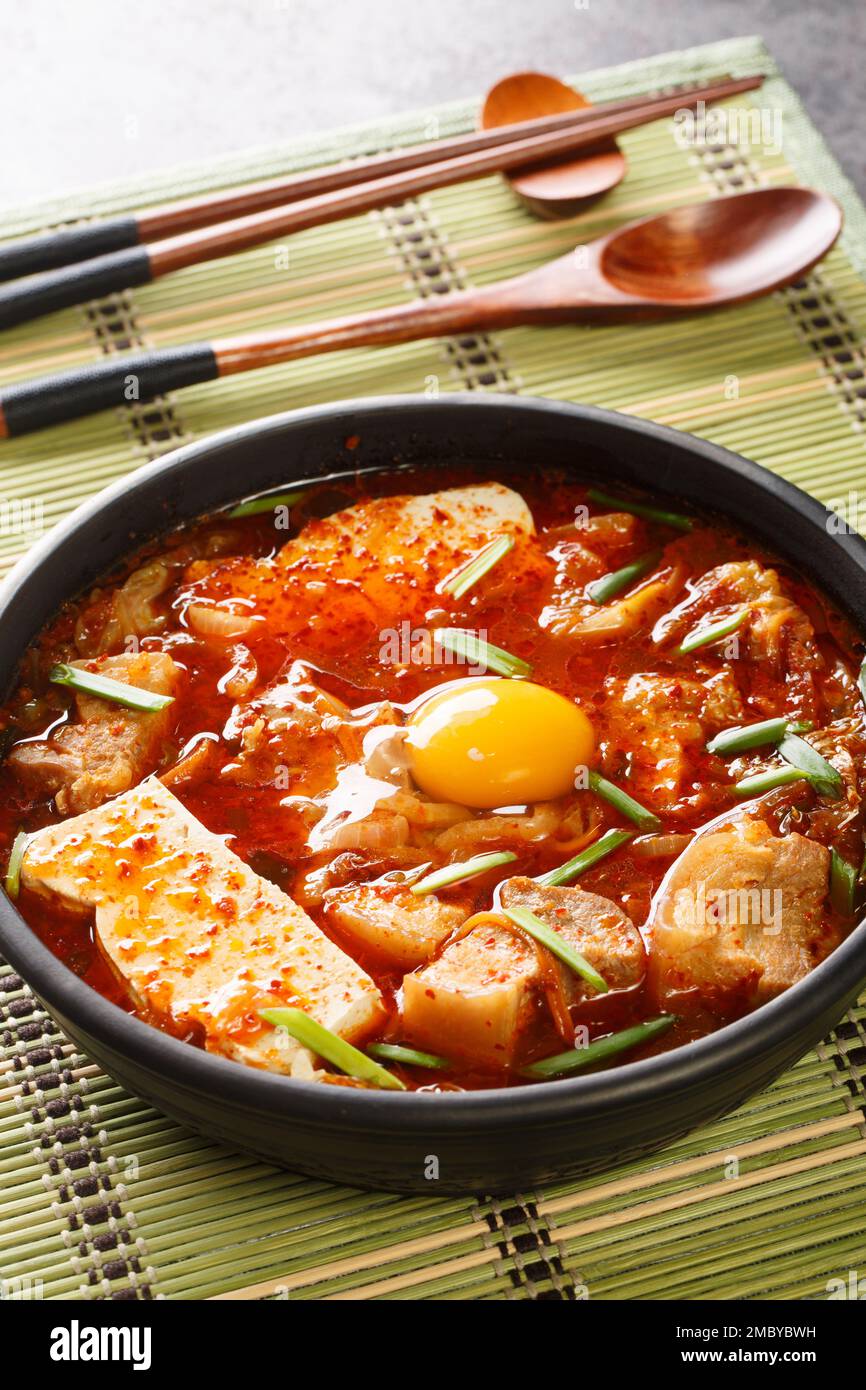 Sundubu jjigae Spicy Kimchi Soft tofu Stince gros plan sur le bol de la table. Verticale Banque D'Images