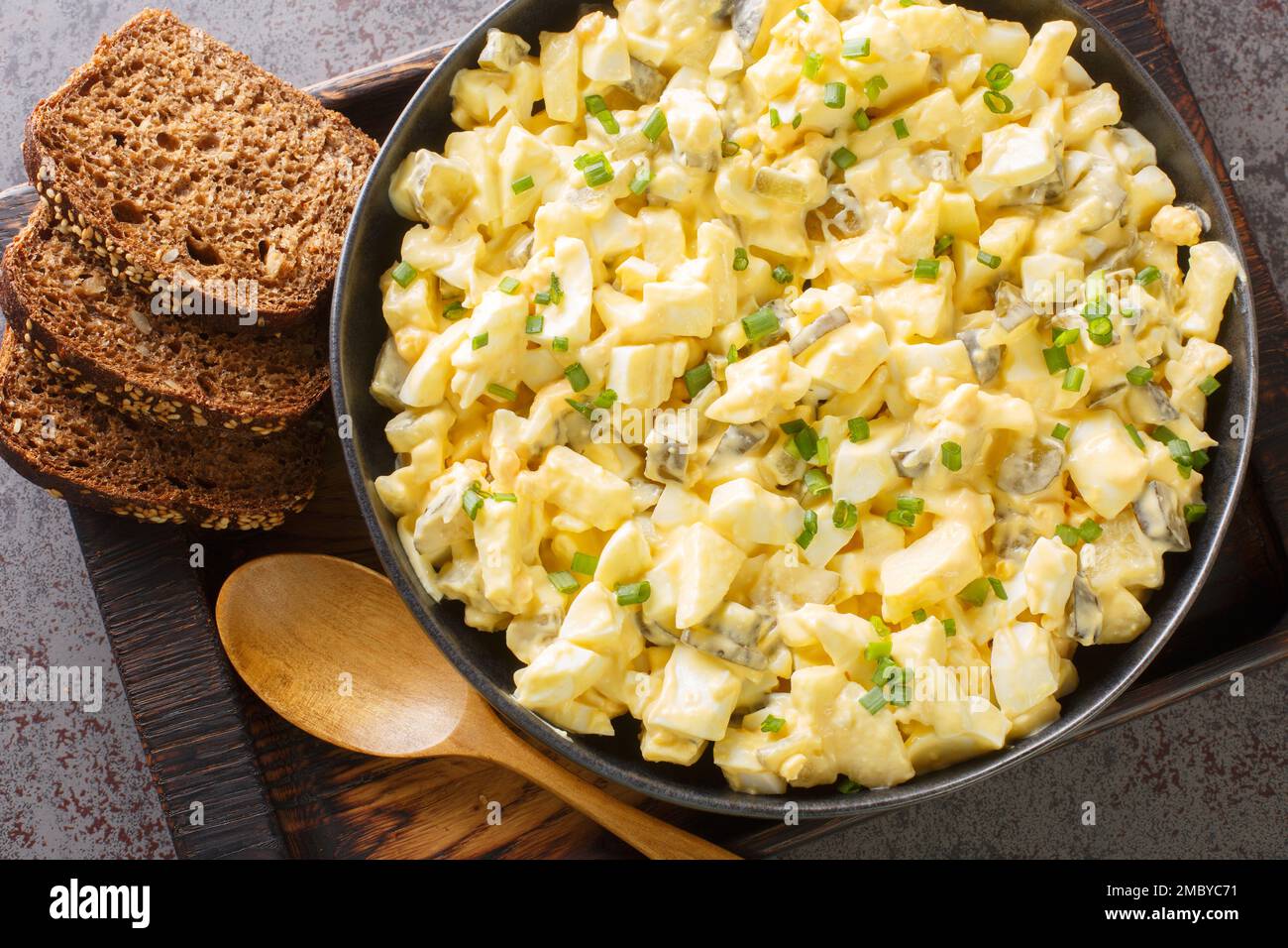 L'Eiersalat est une salade d'œufs allemande crémeuse avec des cubes de ... L'Eiersalat est une salade d'œufs allemande crémeuse avec des cubes de ...