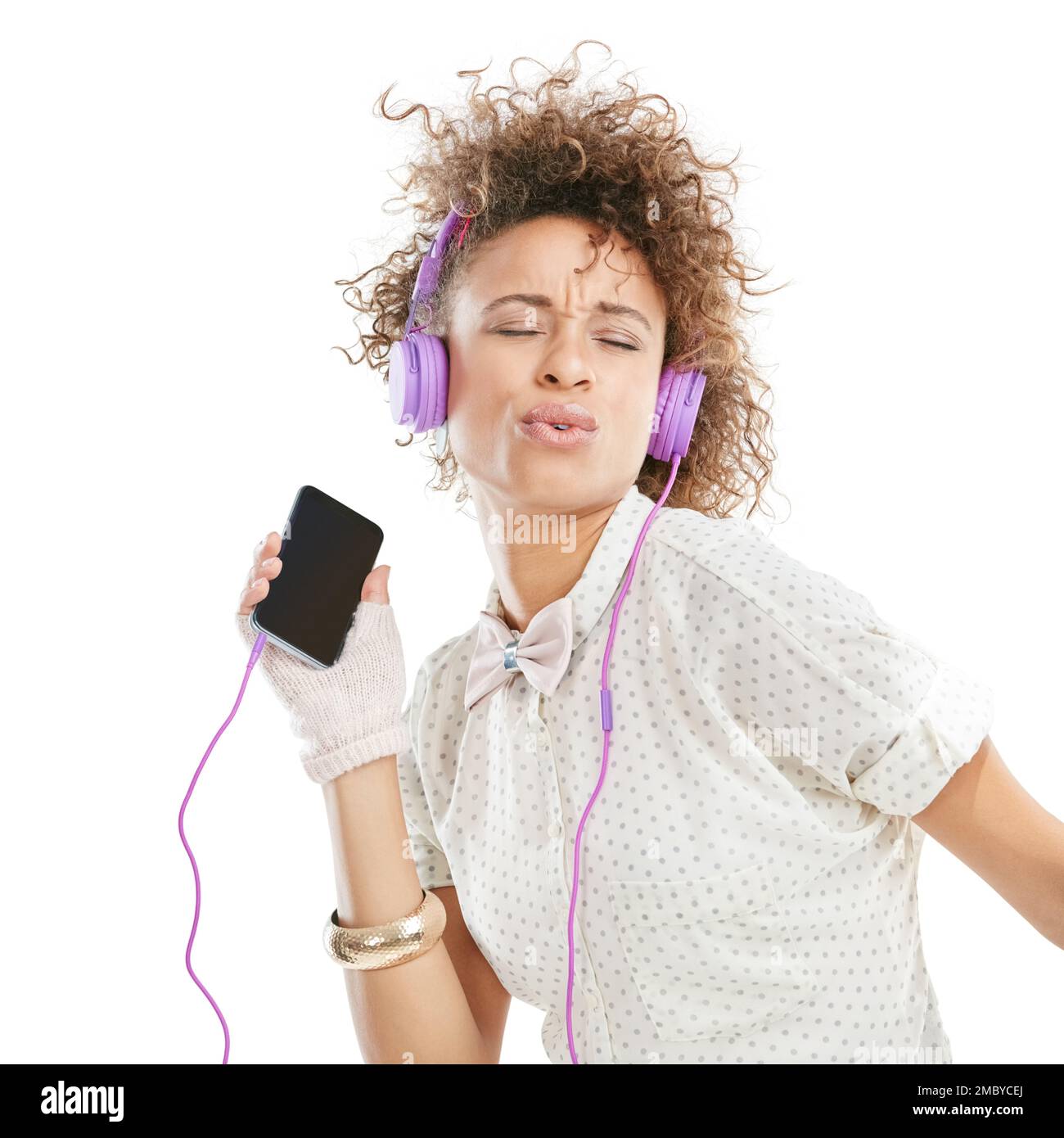 Danse, téléphone et femme à l'écoute de musique, radio mobile et chant sur le Web. Fond blanc, femme noire chantant et bonheur du modèle isolé Banque D'Images