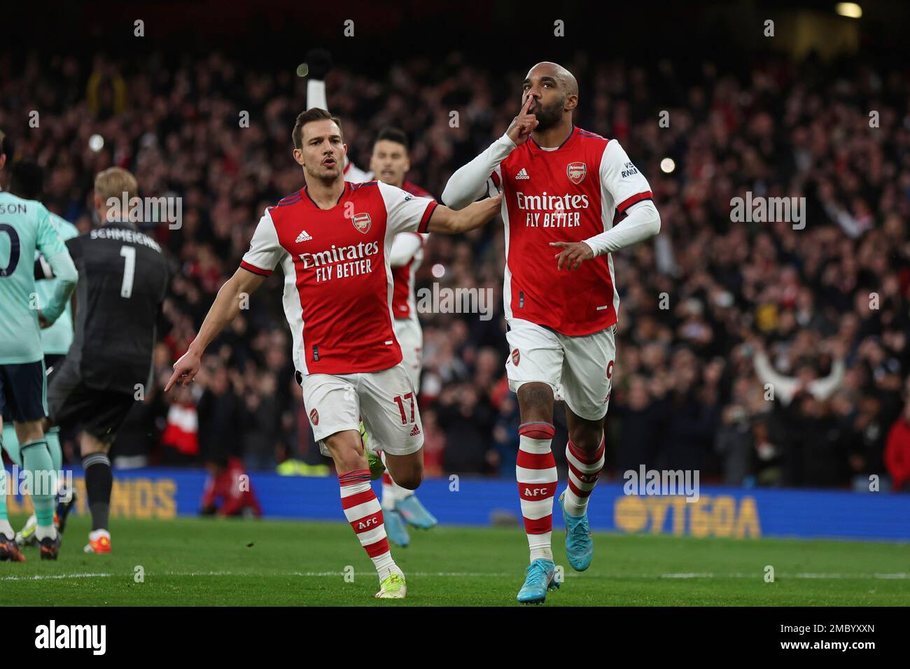 Arsenal's Alexandre Lacazette, right, celebrates after scoring his side's 2nd goal on a penalty kick during the English Premier League soccer match between Arsenal and Leicester City at the Emirates Stadium, in London, Sunday, March 13, 2022. (AP Photo/Ian Walton) Banque D'Images