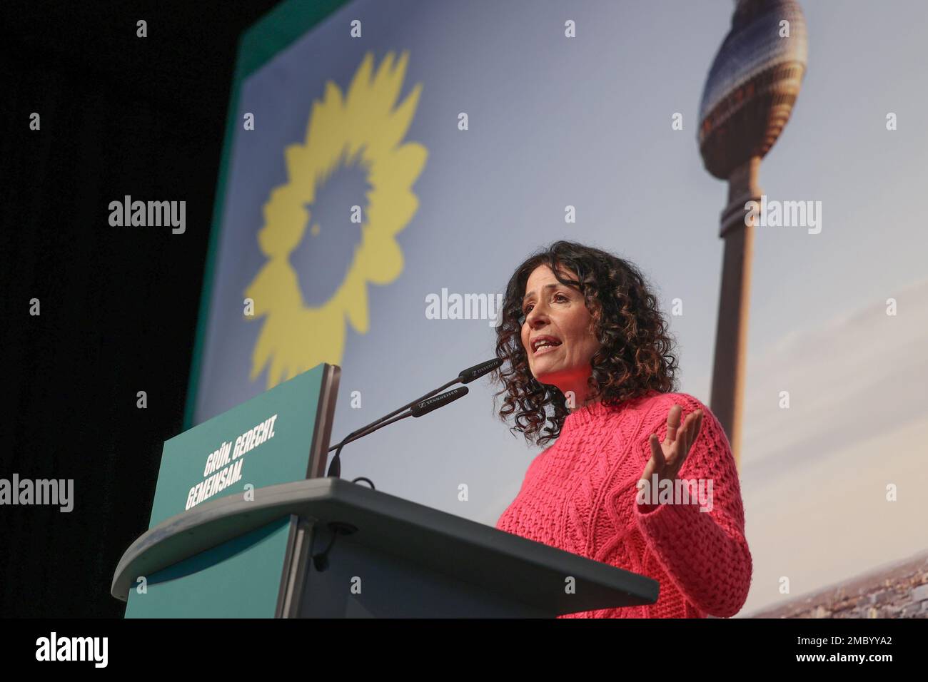 Berlin, Allemagne. 21st janvier 2023. Bettina Jarasch (Bündnis90/Die Grünen), sénatrice des Transports et candidate de premier plan à l'élection à la Chambre des représentants, s'adresse aux délégués à la conférence des délégués de son parti à l'hôtel Estrel. Credit: Joerg Carstensen/dpa/Alay Live News Banque D'Images