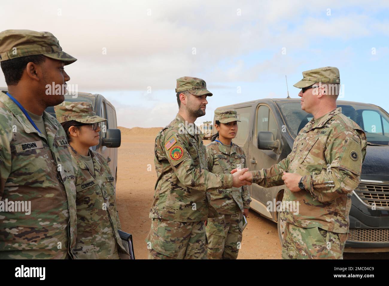 ÉTATS-UNIS Armée Brig. Le général John Dreska, commandant général, 311th Expeditionary Ressument Command, présente une pièce aux États-Unis Sgt. Shea étape, 560th équipe de contrôle des mouvements, pour son soutien pendant le Lion africain 22 à Tan Tan, Maroc, 23 juin 2022. African Lion 22 est américain L'exercice annuel le plus important, le plus important, conjoint, du Commandement de l'Afrique organisé par le Maroc, le Ghana, le Sénégal et la Tunisie, 6 juin - 30. Plus de 7 500 participants de 28 pays et de l'OTAN s'entraînent ensemble en mettant l'accent sur l'amélioration de la préparation des forces américaines et des forces nationales partenaires. AL22 est un exe commun de tous les domaines, multi-composants et multinational Banque D'Images