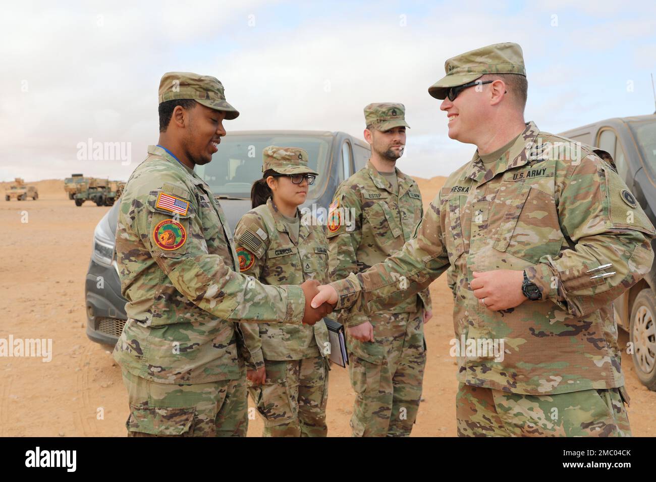ÉTATS-UNIS Armée Brig. Le général John Dreska, commandant général, 311th Expeditionary Ressument Command, présente une pièce aux États-Unis Le Sgt Robert Brown, 386th, équipe de contrôle des mouvements, pour son soutien pendant le Lion africain 22 à Tan Tan, Maroc, 23 juin 2022. African Lion 22 est américain L'exercice annuel le plus important, le plus important, conjoint, du Commandement de l'Afrique organisé par le Maroc, le Ghana, le Sénégal et la Tunisie, 6 juin - 30. Plus de 7 500 participants de 28 pays et de l'OTAN s'entraînent ensemble en mettant l'accent sur l'amélioration de la préparation des forces américaines et des forces nationales partenaires. AL22 est un exercice commun de tous domaines, multi-composants et multinational Banque D'Images