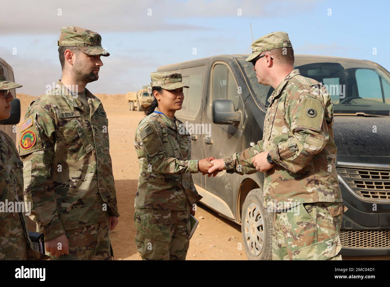 ÉTATS-UNIS Armée Brig. Le général John Dreska, commandant général, 311th Expeditionary Ressument Command, présente une pièce aux États-Unis Le Cpl. De l'armée Rosemarie Tabucol, 198th Groupe de soutien régional, pour son soutien durant la période du Lion africain 22 à Tan Tan, Maroc, 23 juin 2022. African Lion 22 est américain L'exercice annuel le plus important, le plus important, conjoint, du Commandement de l'Afrique organisé par le Maroc, le Ghana, le Sénégal et la Tunisie, 6 juin - 30. Plus de 7 500 participants de 28 pays et de l'OTAN s'entraînent ensemble en mettant l'accent sur l'amélioration de la préparation des forces américaines et des forces nationales partenaires. AL22 est un e commun de tous les domaines, multi-composants et multinational Banque D'Images