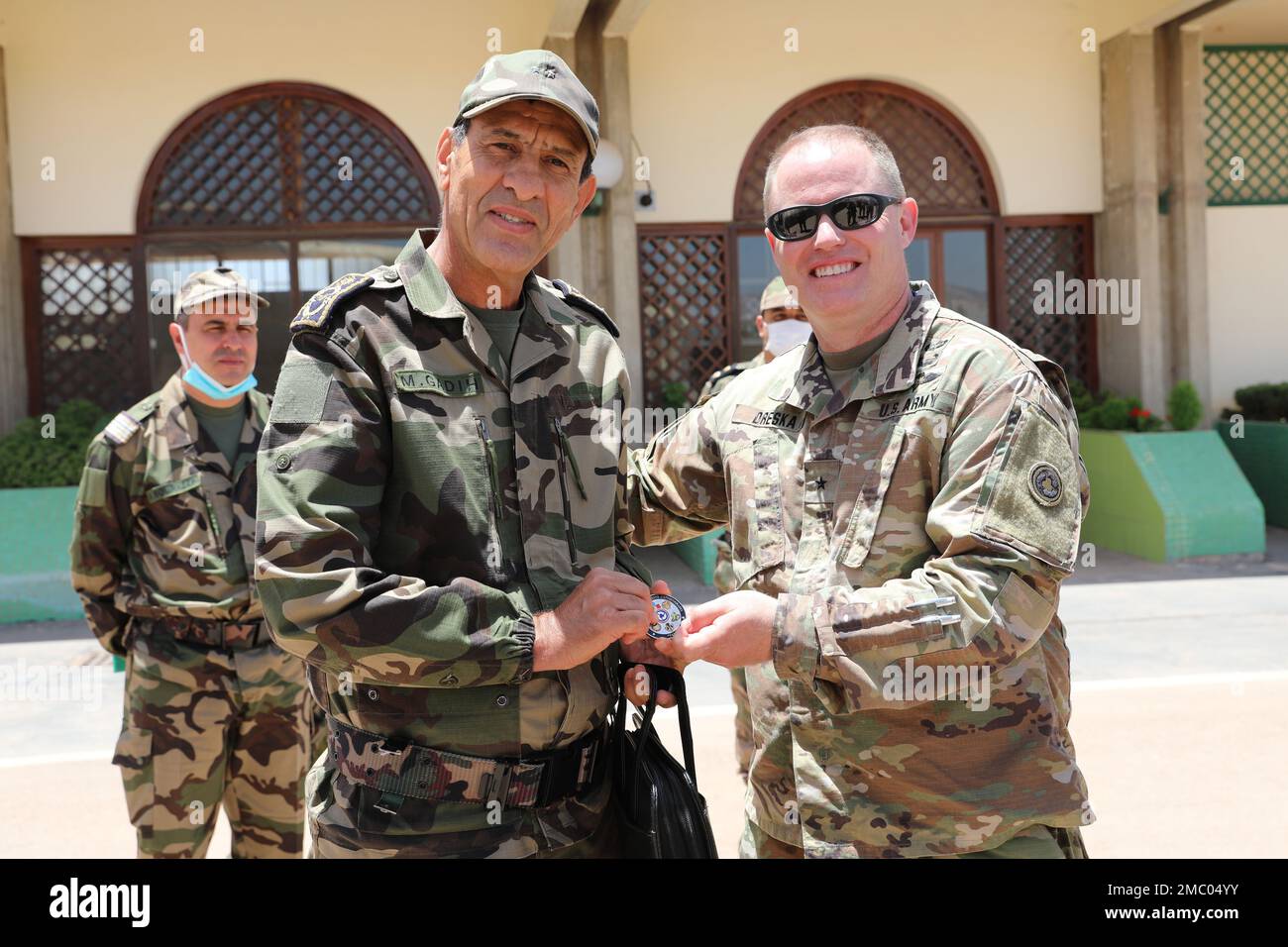 ÉTATS-UNIS Armée Brig. Le général John Dreska, commandant général, 311th Expeditionary Ressument Command, et le Brig de la Force aérienne royale marocaine. Le général M. Gidih pose avec une pièce de monnaie présentée de Dreska à Gidih après avoir visité Tan Tan lors d'un voyage de visiteur distingué à Agadir, Maroc, 23 juin 2022 pendant le Lion africain 22. African Lion 22 est américain L'exercice annuel le plus important, le plus important, conjoint, du Commandement de l'Afrique organisé par le Maroc, le Ghana, le Sénégal et la Tunisie, 6 juin - 30. Plus de 7 500 participants de 28 pays et de l'OTAN s'entraînent ensemble en mettant l'accent sur l'amélioration de la préparation des forces américaines et des forces nationales partenaires. AL22 est un JO Banque D'Images