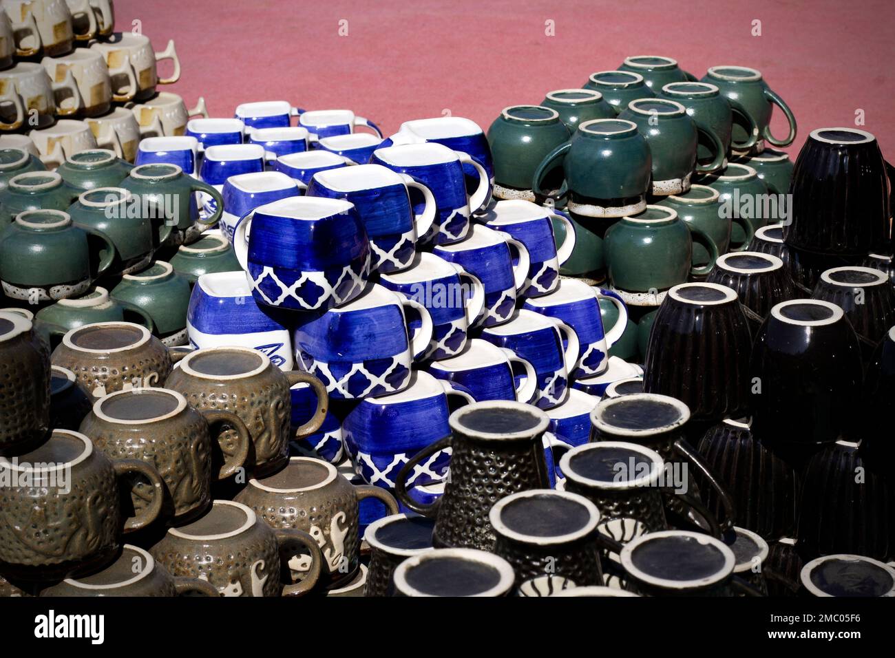 Un gros plan de tasses en céramique colorées avec des motifs culturels asiatiques Banque D'Images