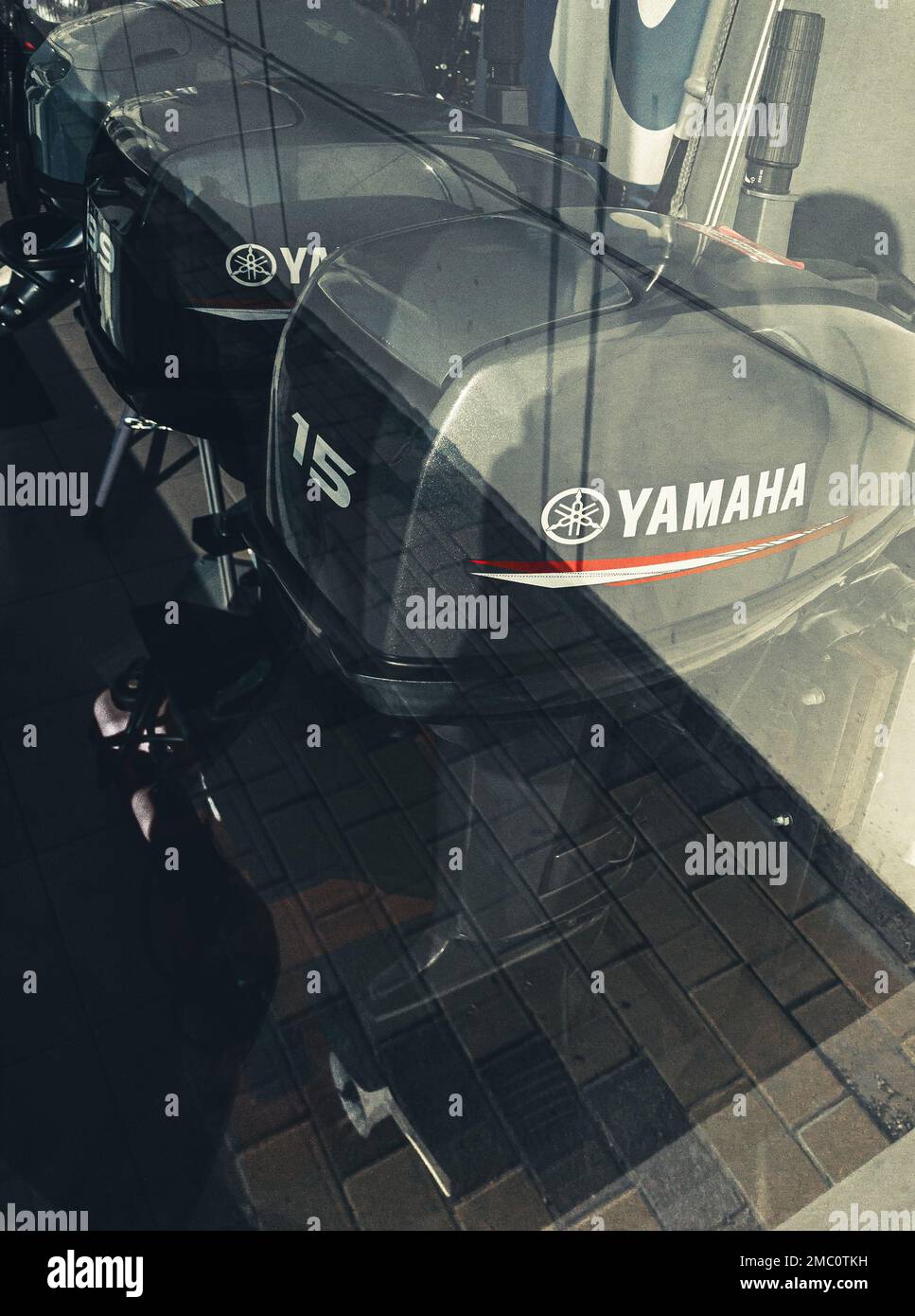 moteurs hors-bord yamaha dans un magasin de concessionnaire Banque D'Images
