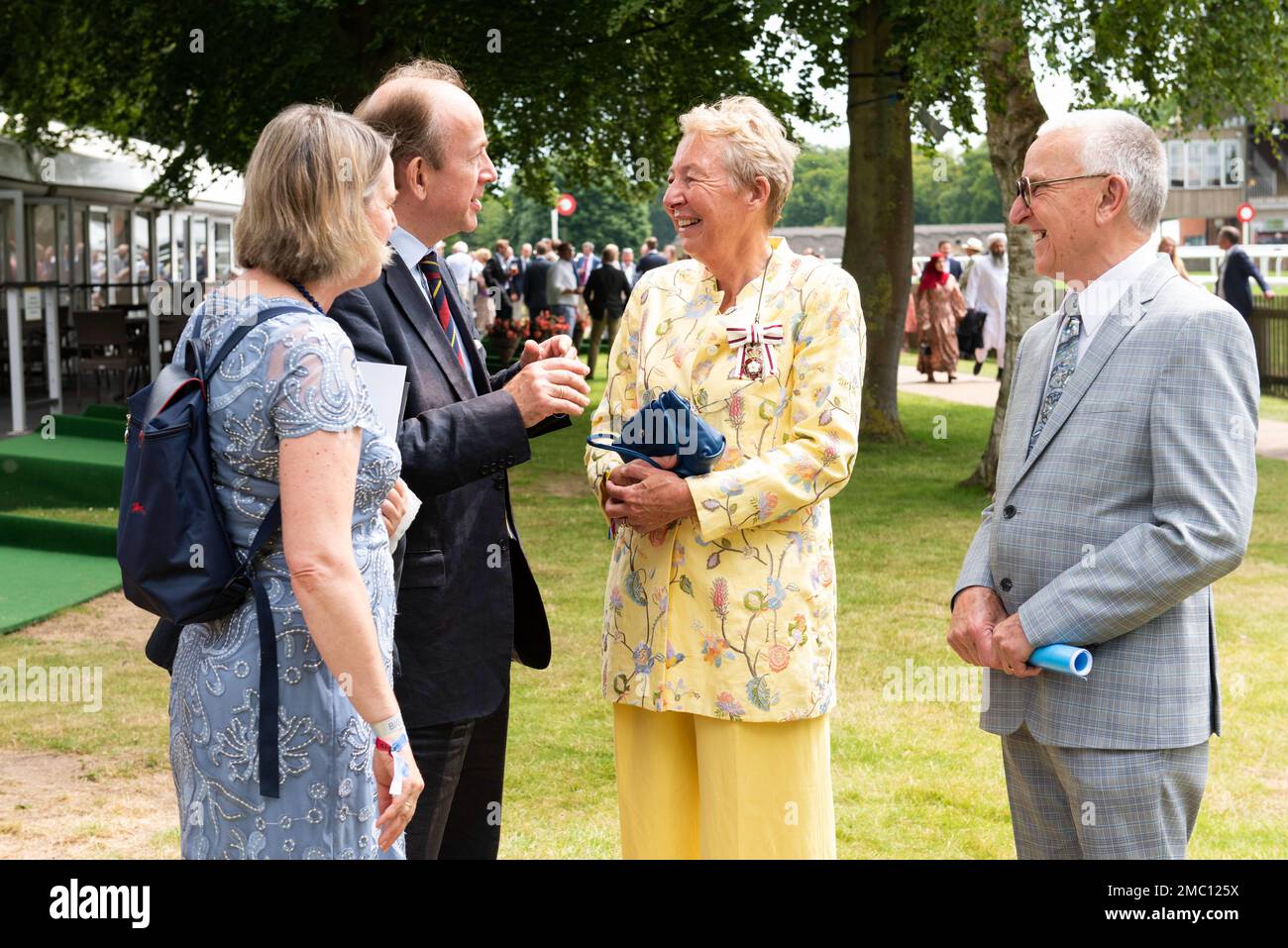 Mme Julie Spence, au centre à droite, lieutenant de Cambridgeshire, s'entretient avec les participants pendant la journée du comté de Cambridgeshire au cours de juillet de Newmarket, Angleterre, 23 juin 2022. Le jour du comté a été l’occasion de célébrer le Cambridgeshire et le Jubilé de platine de sa Majesté la Reine. Banque D'Images