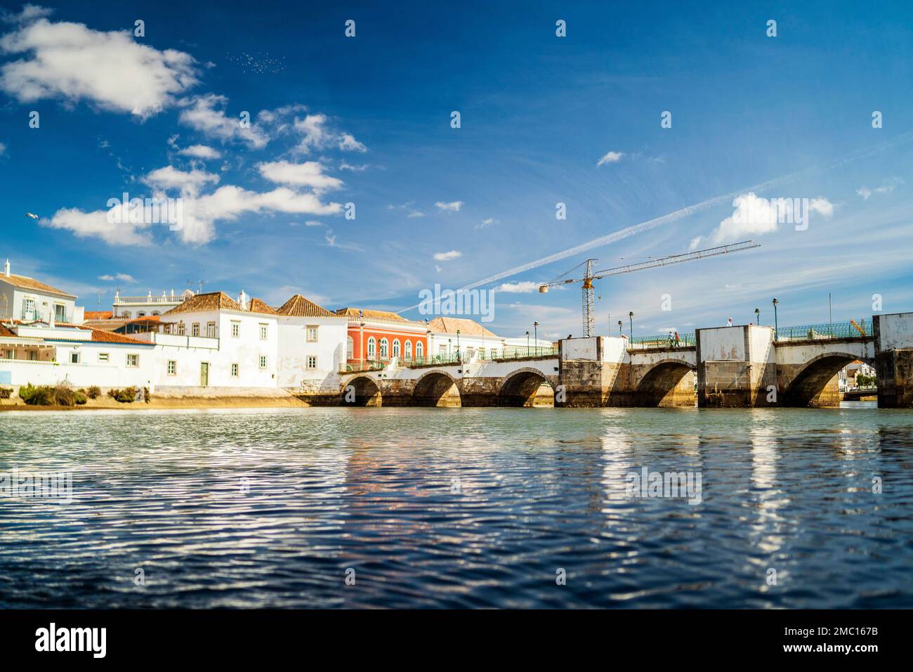 Magnifique paysage urbain de Tavira historique par la rivière Gilao, Algarve, Portugal Banque D'Images
