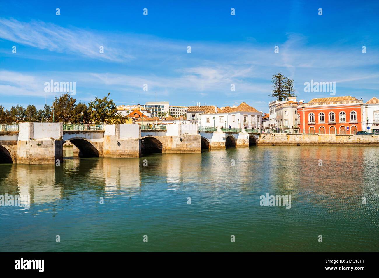 Magnifique paysage urbain de Tavira historique par la rivière Gilao, Algarve, Portugal Banque D'Images