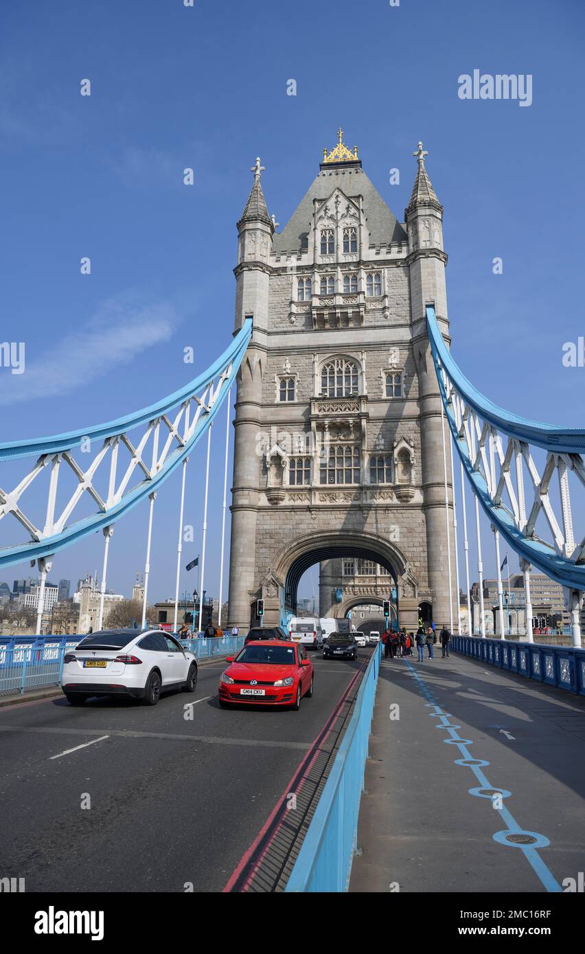 Le trafic sur le Tower Bridge, Londres, Angleterre, Royaume-Uni Banque D'Images