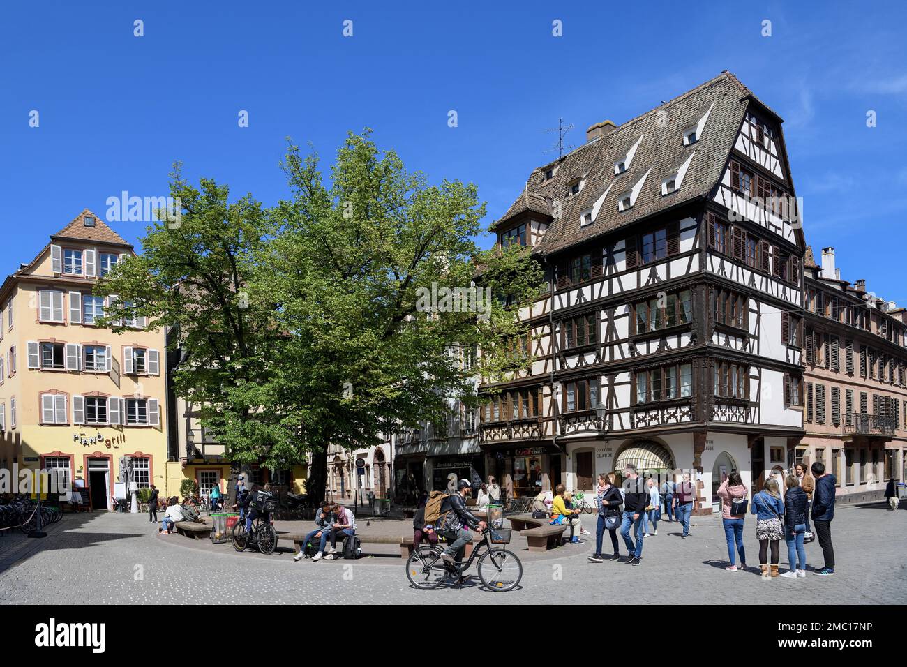 Scène de rue à la place Alexandre Bureau, Strasbourg, département du  Bas-Rhin, Alsace, France Photo Stock - Alamy