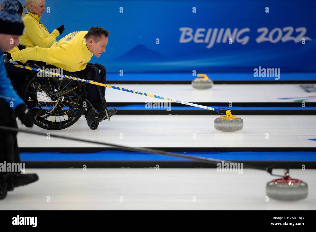 Sweden's Ronny Persson pushes a stone as he and his teammates play against Norway during the wheelchair curling competition at the 2022 Winter Paralympics, Wednesday, March 9, 2022, in Beijing. (AP Photo/Dita Alangkara) Banque D'Images