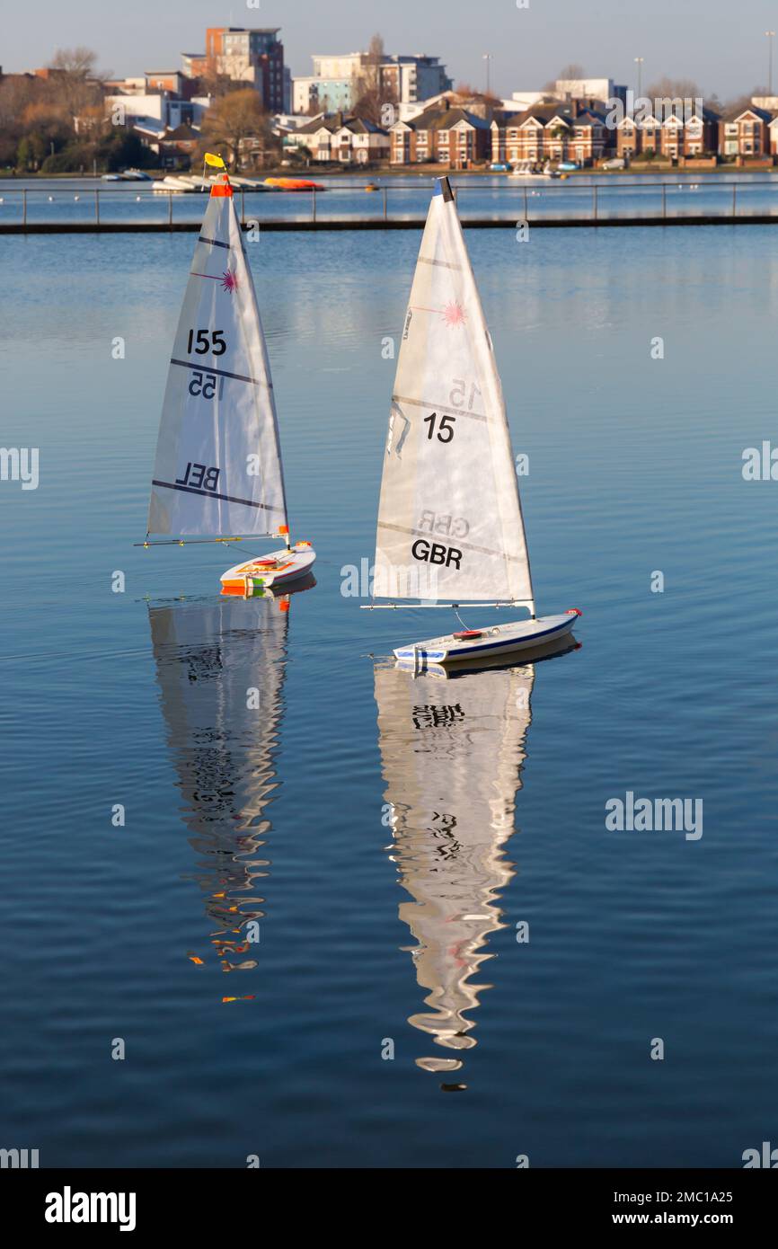 Poole, Dorset Royaume-Uni. 21st janvier 2023. Météo au Royaume-Uni : une matinée glaciale et amèrement froide à Poole n'dissuade pas les passionnés de bateaux contrôlés par radio qui font la course de leurs bateaux modèles laser autour du lac de Poole Park. Le petit vent et les zones gelées rendent la course difficile, mais créent une ambiance calme et sereine avec de belles réflexions au soleil. Crédit : Carolyn Jenkins/Alay Live News Banque D'Images