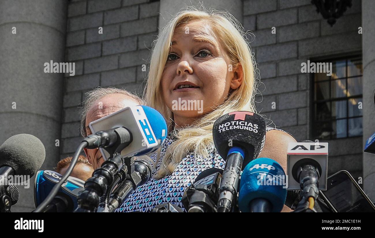 FILE - Virginia Roberts Giuffre holds a news conference outside a Manhattan court following the jailhouse death of Jeffrey Epstein, Aug. 27, 2019, in New York. Lawyers for Prince Andrew and Giuffre, who accused him of sexually abusing her when she was 17, formally asked a judge Tuesday to dismiss her lawsuit.(AP Photo/Bebeto Matthews, File) Banque D'Images