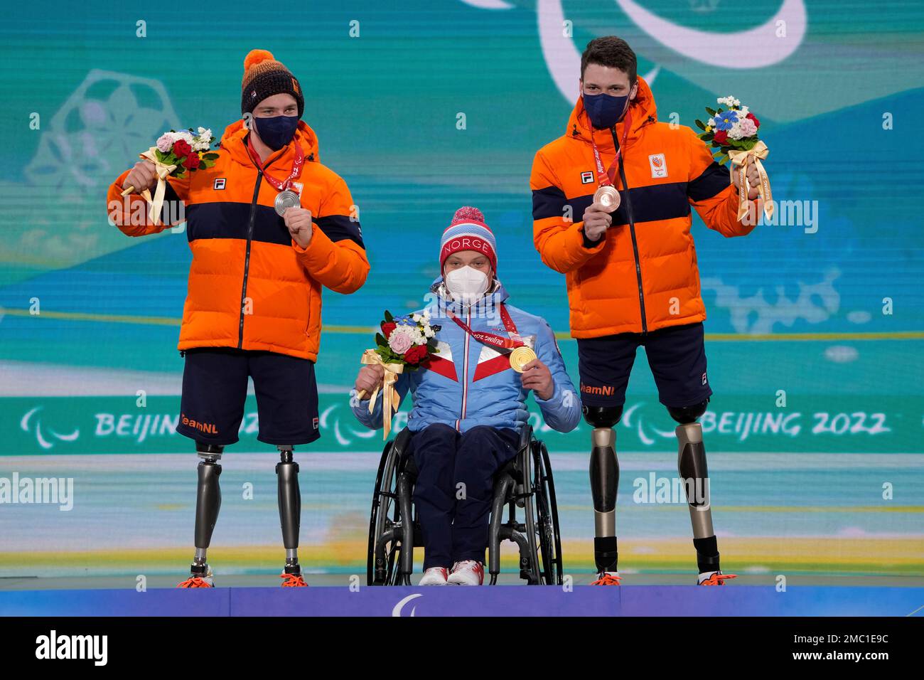 From left, Jeroen Kampschreur of the Netherlands, Jesper Pedersen of Norway and Niels de Langen of the Netherlands celebrate with their medals during the medal ceremony for the men's super combined, slalom, sitting, at the 2022 Winter Paralympics, Tuesday, March 8, 2022, in the Yanqing district of Beijing. (AP Photo/Andy Wong) Banque D'Images