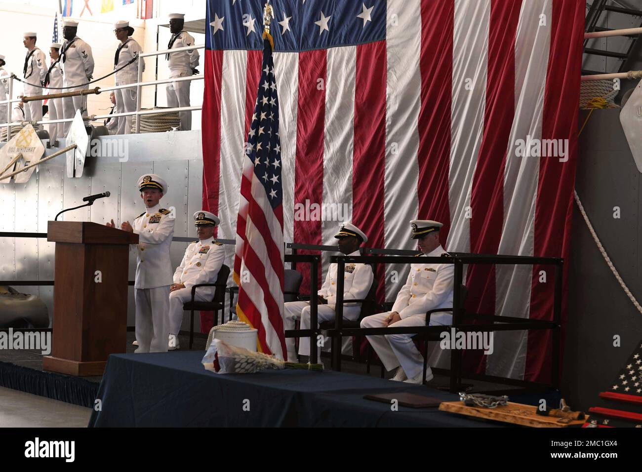 GRANDS LACS, Illinois (23 juin 2022) – Cmdr. Shawn Gibson, commandant, Commandement du génie de la guerre de surface les Grands Lacs, fait les dernières remarques au cours d'une cérémonie de changement de commandement. Cmdr. Gibson a été rédonné comme commandant par Cmdr. Ervin L. Henley. Banque D'Images