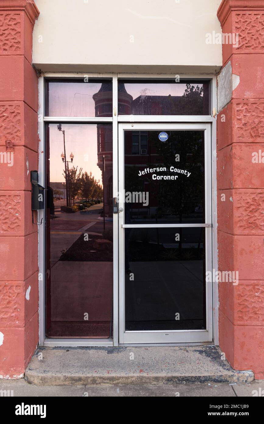 Une porte en verre dans un immeuble de bureaux avec les mots Jefferson County coroner à Pine Bluff, Arkansas. Banque D'Images
