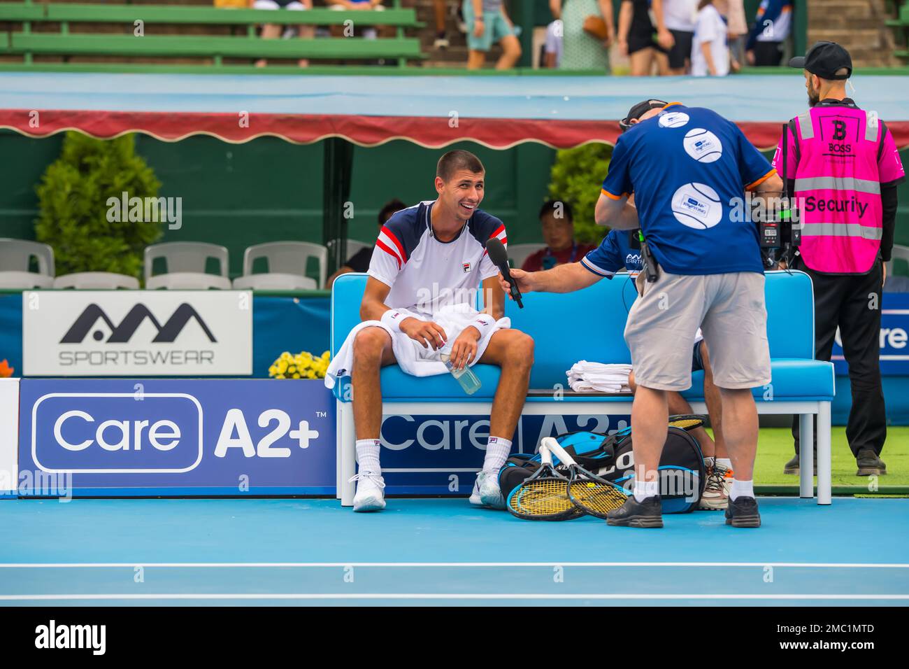 Melbourne, Australie. 12th janvier 2023. Alexei Popyrin, d'Australie, qui donne une interview après le 3 e jour du tournoi de tennis Kooyong Classic contre Taylor Fritz, des États-Unis, au Kooyong Lawn tennis Club. Le dernier jour du tournoi, l'américain Taylor Fritz, classé en tête, est arrivé sur le terrain, battant le jeune australien Alexei Popyrin en jeux de ligne droite (7:6, 6:1). Malgré une ouverture serrée, le numéro 9 mondial s'est révélé trop fort, capitalisant sur une vague d'erreurs non forcées de la part de l'Australie pour réclamer la double pause et se rendre à la victoire. Crédit : SOPA Images Limited/Alamy Live News Banque D'Images