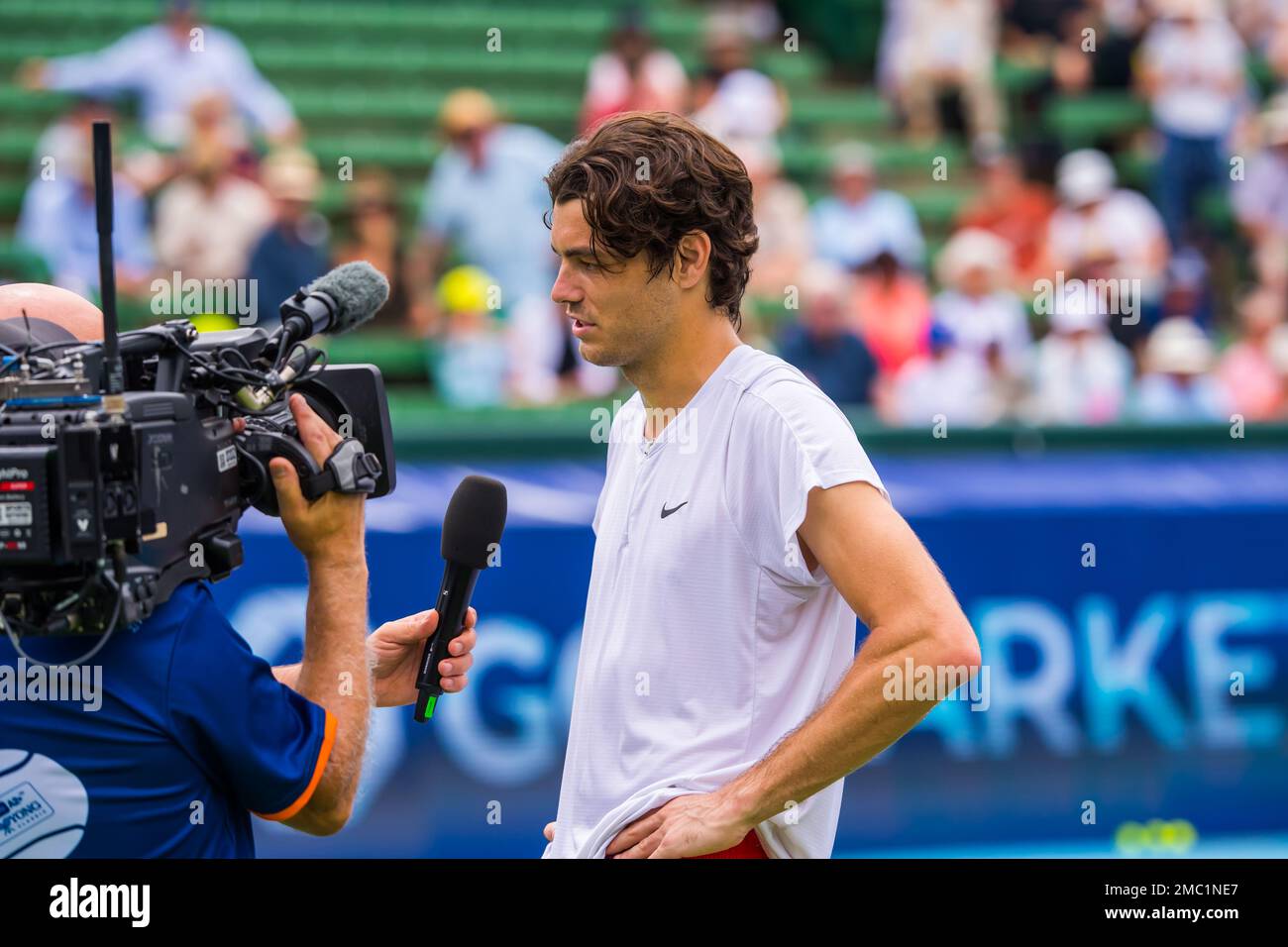 Melbourne, Australie. 12th janvier 2023. Taylor Fritz des États-Unis donnant une interview après le jour 3 du tournoi de tennis classique de Kooyong contre Alexei Popyrin d'Australie au club de tennis de Kooyong Lawn. Le dernier jour du tournoi, l'américain Taylor Fritz, classé en tête, est arrivé sur le terrain, battant le jeune australien Alexei Popyrin en jeux de ligne droite (7:6, 6:1). Malgré une ouverture serrée, le numéro 9 mondial s'est révélé trop fort, capitalisant sur une vague d'erreurs non forcées de la part de l'Australie pour réclamer la double pause et se rendre à la victoire. Crédit : SOPA Images Limited/Alamy Live News Banque D'Images