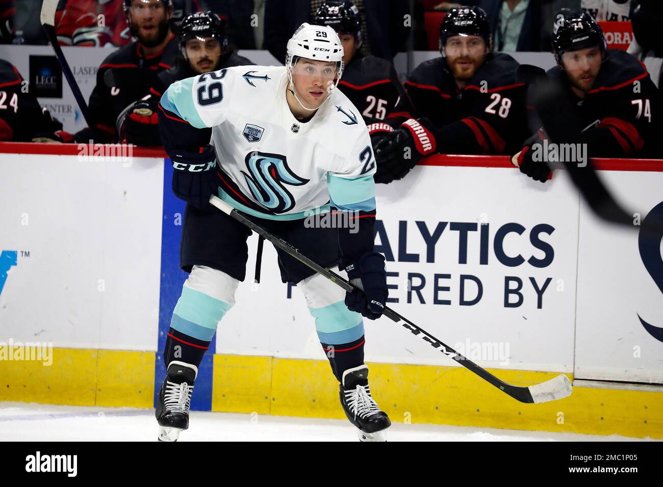 Seattle Kraken's Vince Dunn (29) watches play during the first period of an NHL hockey game against the Carolina Hurricanes in Raleigh, N.C., Sunday, March 6, 2022. (AP Photo/Karl B DeBlaker) Banque D'Images