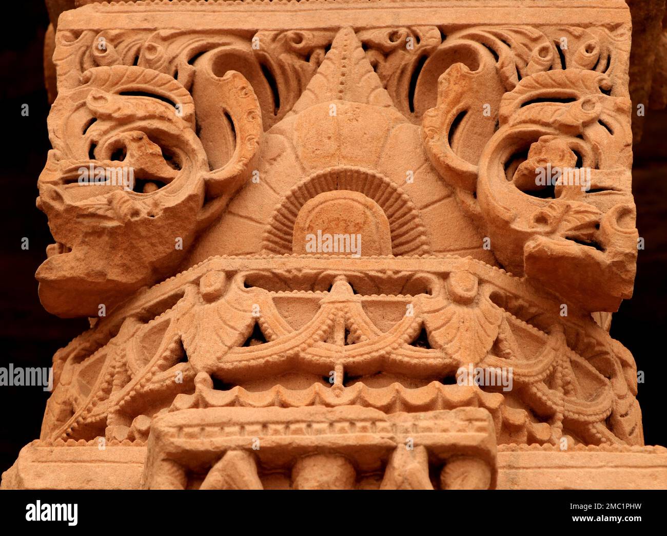 Bijoux et motifs de la nature sont sculptés dans le pilier, Qutab Minar, New Delhi Banque D'Images