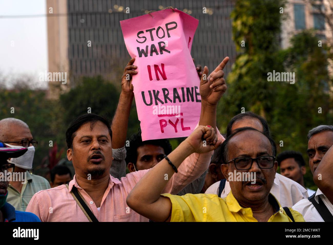 Activists of different organizations condemning the Russian invasion of Ukraine walk in a protest rally in Kolkata, India, Monday, March 7, 2022. The protesters were demanding that Indian government should bring back students studying in Ukraine and Russia should stop the war.(AP Photo/Bikas Das) Banque D'Images