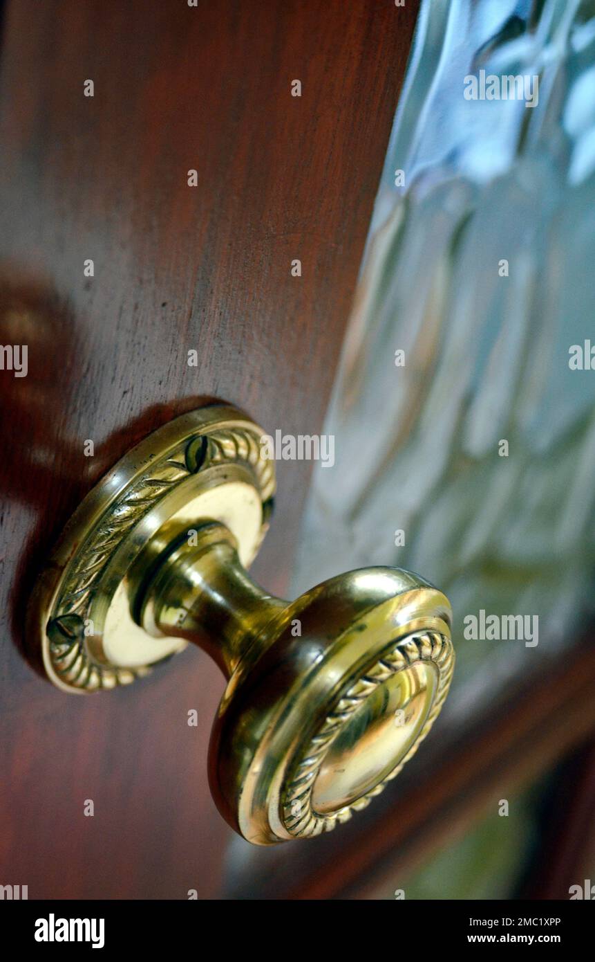 bouton de porte en laiton sur la porte du panneau vitré Banque D'Images