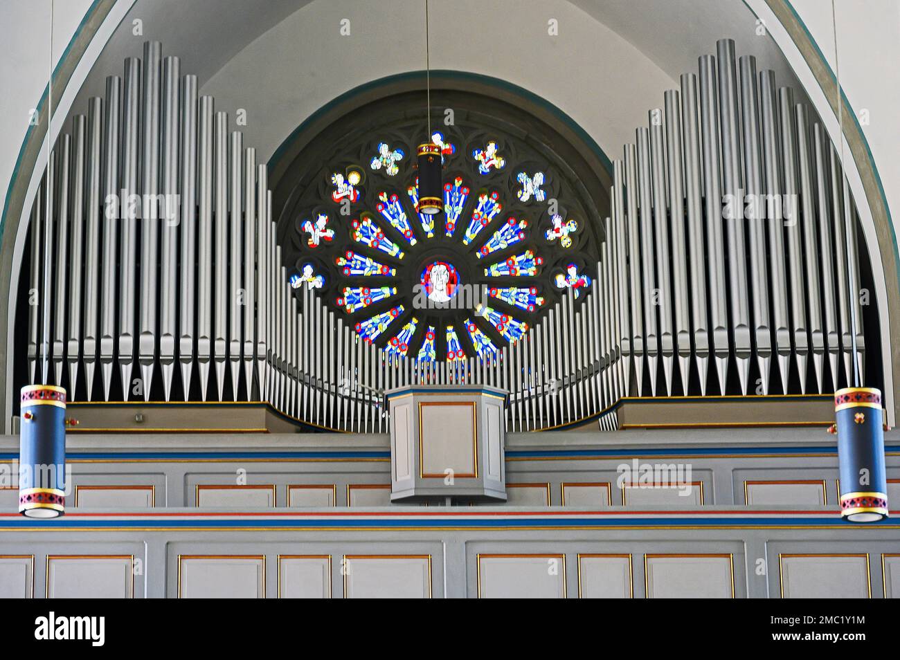 Orgue avec rosace de fenêtre, St. Pierre et Paul, église paroissiale catholique d'Oberstaufen, Allgaeu, Bavière, Allemagne Banque D'Images