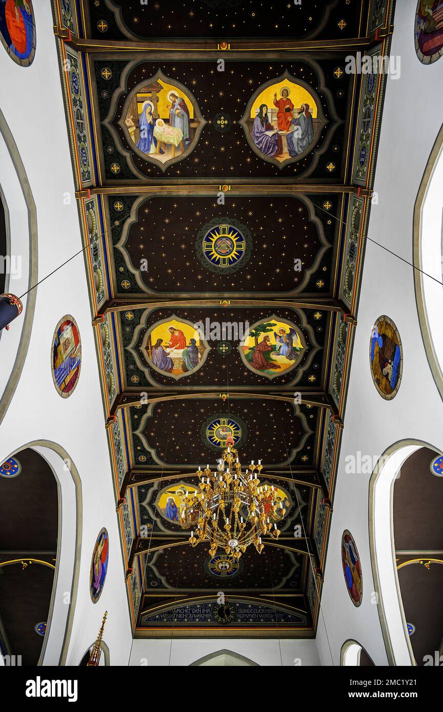 Plafond cercueil et lustre, St. Pierre et Paul, église paroissiale catholique d'Oberstaufen, Allgaeu, Bavière, Allemagne Banque D'Images