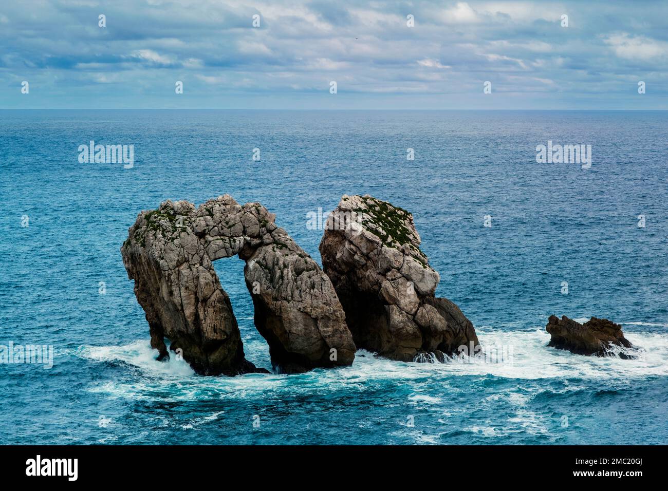 Porte de mer O Canto del Diablo sur la côte brisée (Costa Quebrada), Cantabrie, Espagne Banque D'Images