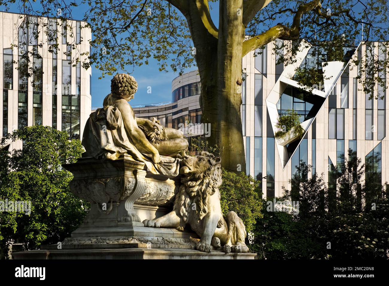 Mémorial de guerre à la Hofgarten en marbre de Laas par Karl Hilgers, Koe-Bogen en arrière-plan, Düsseldorf, Rhénanie-du-Nord-Westphalie, Allemagne Banque D'Images