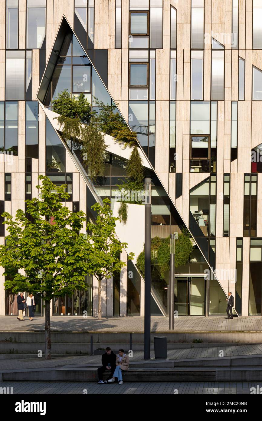 Koe-Bogen à coupe verte, découpé dans la façade, architecte Daniel Libeskind, Duesseldorf, Rhénanie-du-Nord-Westphalie, Allemagne Banque D'Images