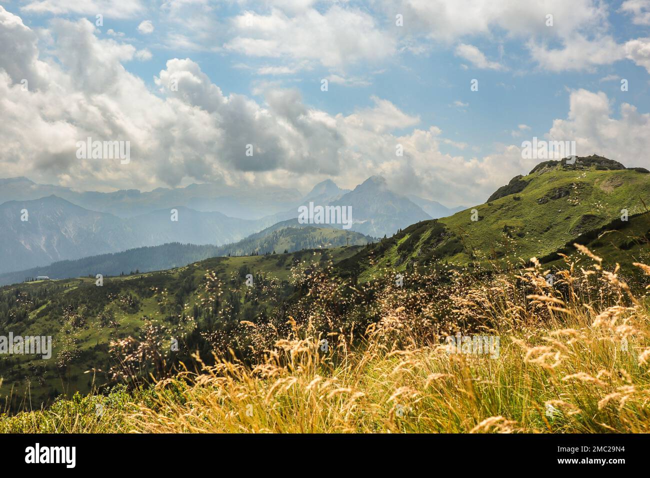 Belle vue sur la montagne dans la nature de Flachau. Scène en plein air avec prairie et pics alpins avec nuages pendant la journée d'été en Autriche. Banque D'Images