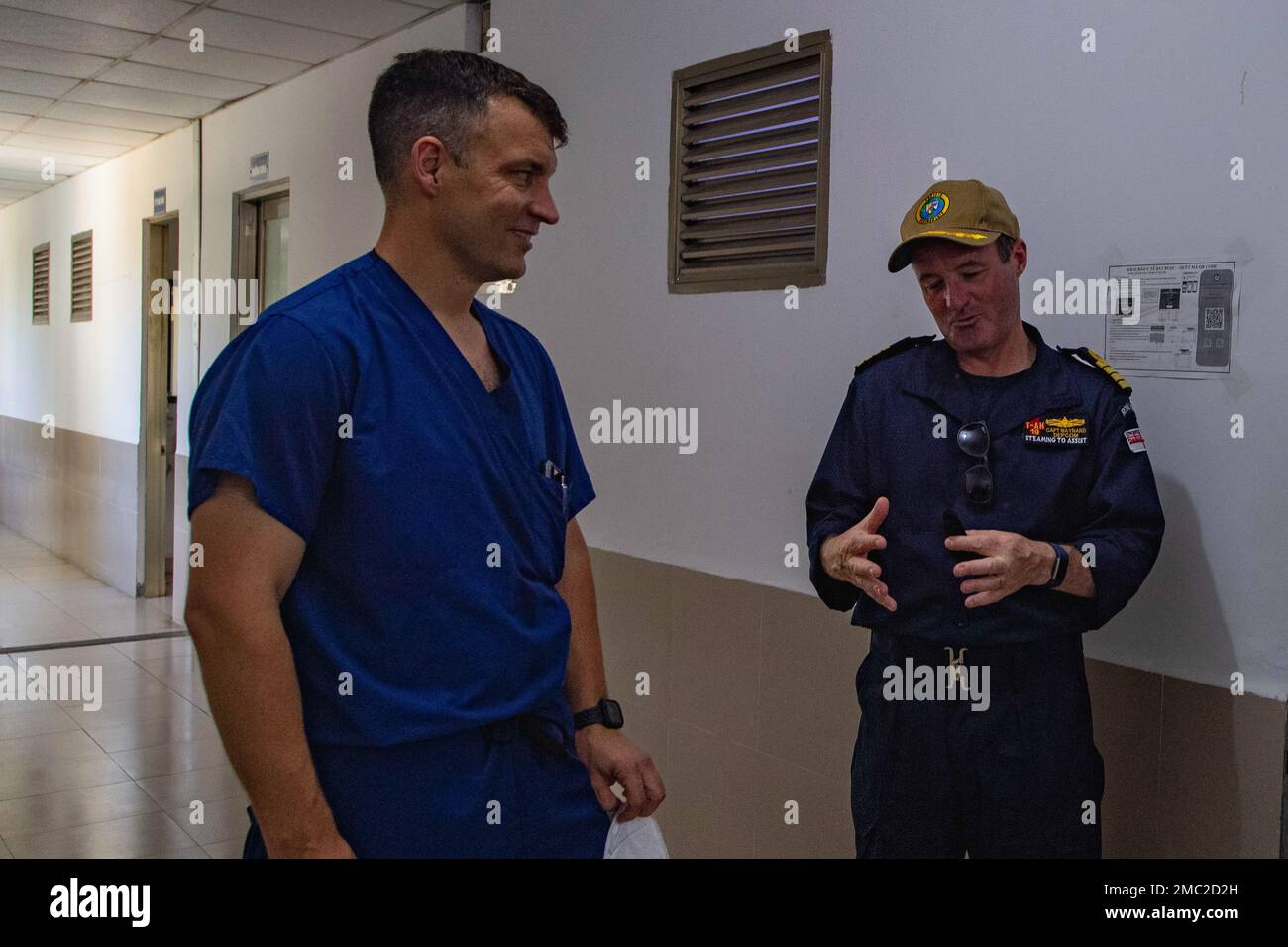 PHU YEN, VIETNAM (24 juin 2022) – le capitaine Charles Maynard de la Marine royale (à gauche), commandant de mission adjoint du Pacific Partnership 2022 (PP22), à droite, parle avec Cmdr. Dustin Schuett au Phu yen General Hospital durant le Pacific Partnership 2022 (PP22). En 17th ans, le Partenariat Pacifique est la plus importante mission multinationale annuelle d'aide humanitaire et de préparation aux secours en cas de catastrophe menée dans l'Indo-Pacifique. Banque D'Images