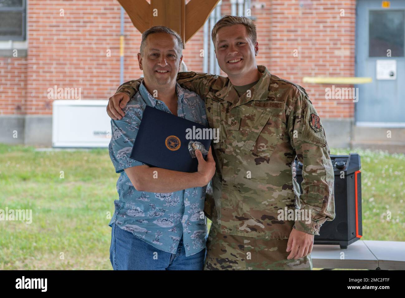 ÉTATS-UNIS Le sergent d'état-major de la Force aérienne Matthew collier, technicien de maintenance avionique au sein de l'escadron de maintenance des aéronefs 104th de la Garde nationale aérienne du Massachusetts, pose une photo avec Kevin DeMartino, directeur de la chaîne d'approvisionnement chez Savage Arms Inc., Après avoir reçu l’appui de l’employeur du prix Patriot de la Garde et de la Réserve 24 juin 2022, à Savage Arms Inc., à Westfield, Massachusetts. Les prix ESGR Patriot sont remis à un employeur civil en reconnaissance de leur soutien exceptionnel aux guardeurs et aux employés de réserve. Banque D'Images