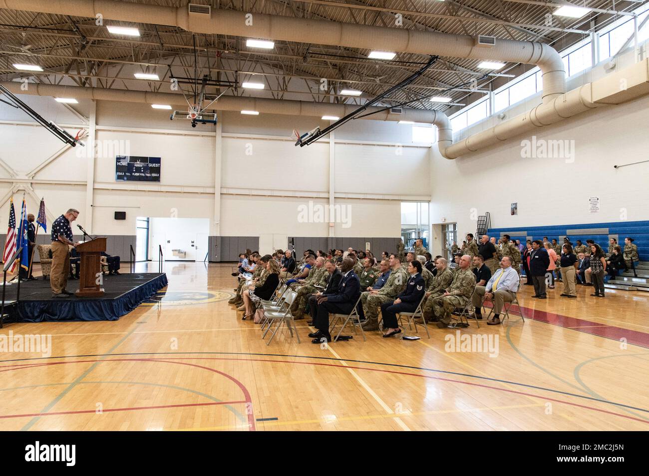 Les aviateurs, les membres de la famille et les invités de l'équipe de Douvres sont témoins de la cérémonie de passation de commandement de l'escadron de soutien de la Force 436th qui s'est tenue au centre de conditionnement physique de la base, sur la base aérienne de Douvres, Delaware, 24 juin 2022. Le commandant sortant, le lieutenant-colonel Kady Griffin, a cédé le commandement au lieutenant-colonel Donald Johnson III L'officier qui présidait la cérémonie était le colonel Phelemon Williams, commandant du Groupe d'appui à la mission 436th. Banque D'Images