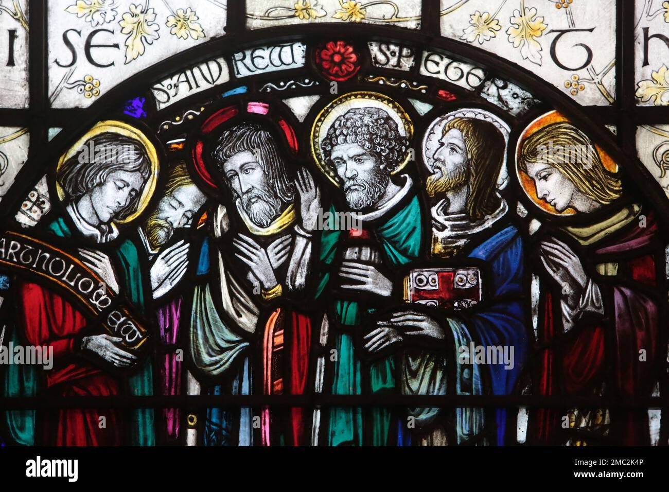 Saints Bartholomée, Philippe, Andrew, Pierre, Jacques le Grand et Jean : les Apôtres. Vitraux conçus par J. Gordon Guthrie. St. Bartholome Banque D'Images