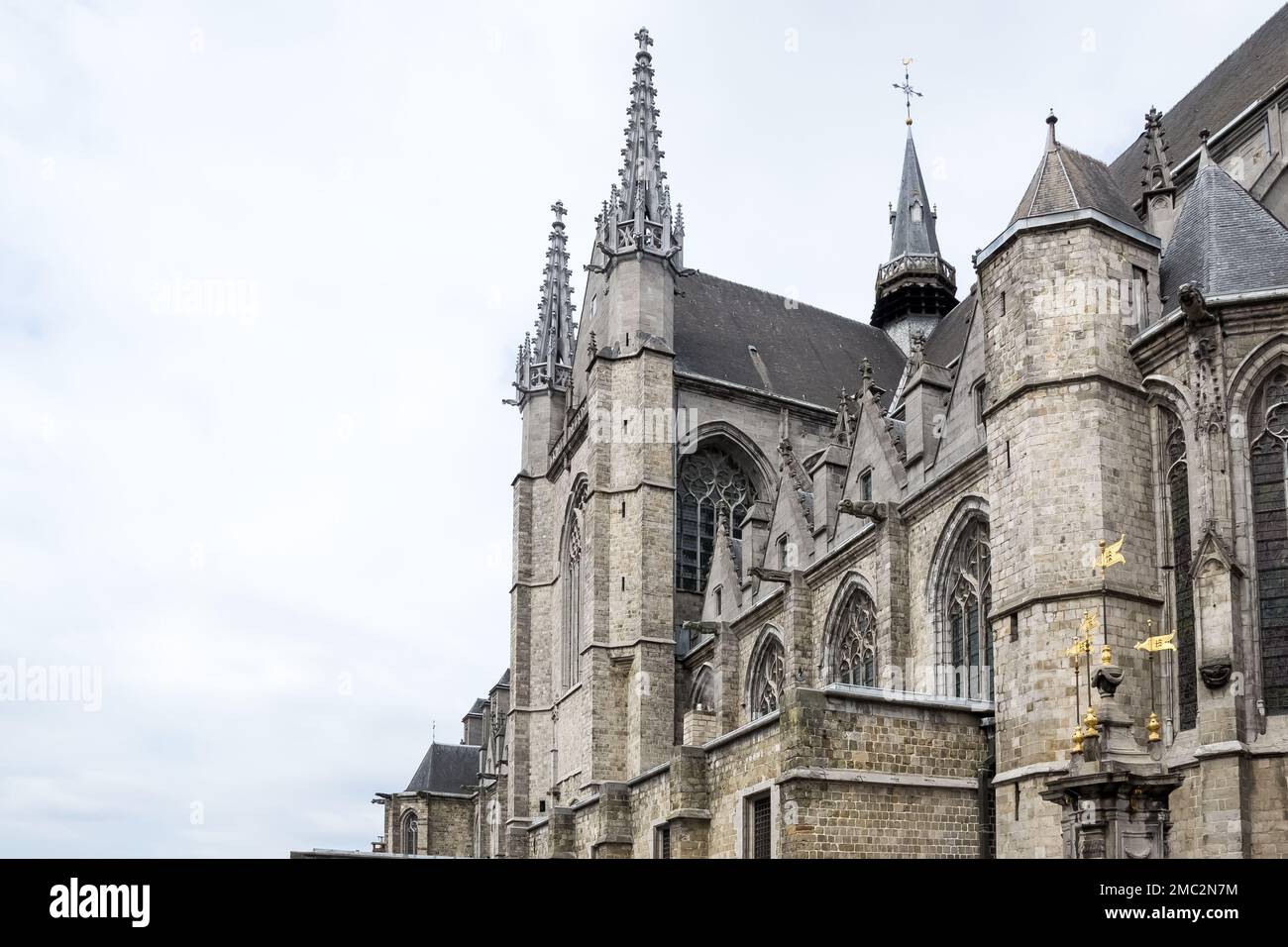 Détail architectural de la Collégiale Saint-Waltrude, église paroissiale catholique de Belgique, nommée en l'honneur du patronyme de la ville de Mons Banque D'Images