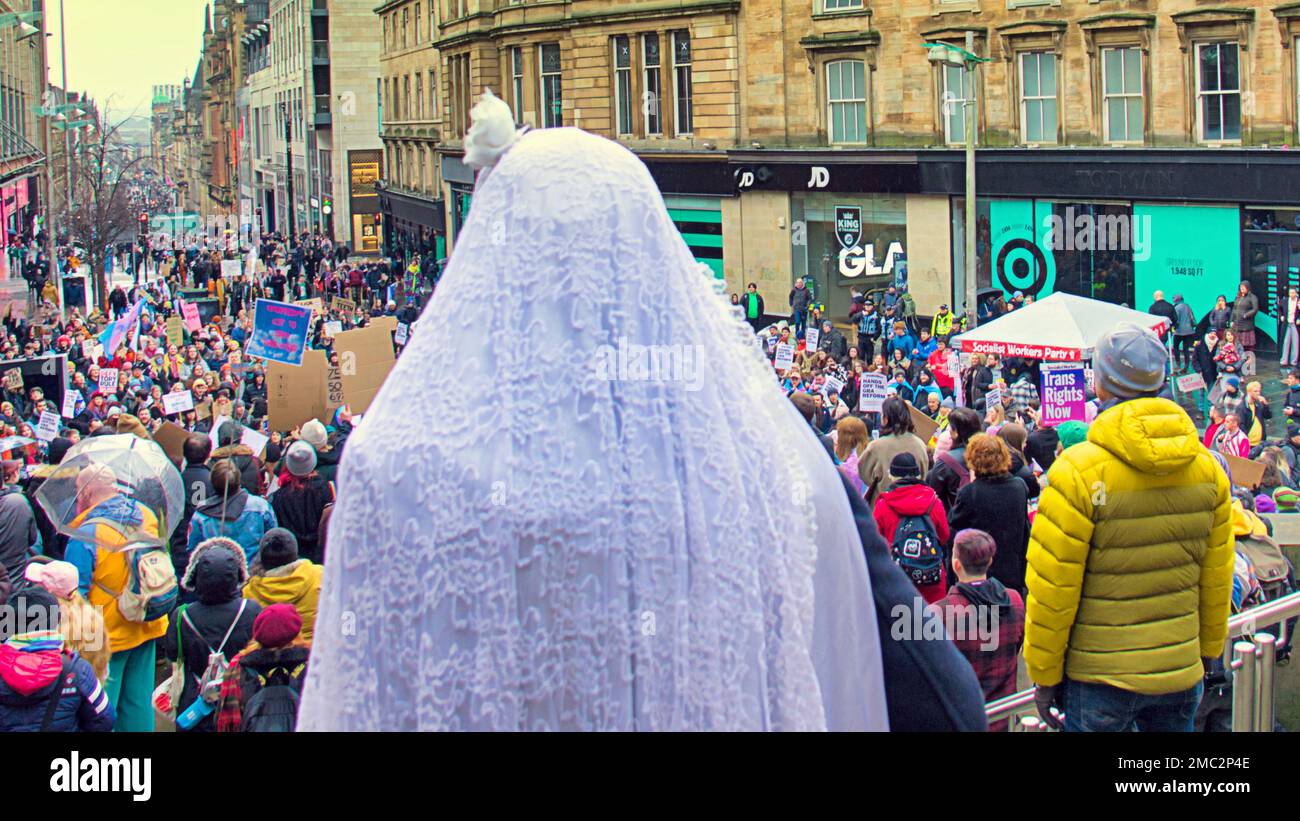 Glasgow, Écosse, Royaume-Uni 21 janvier 2023. De grandes foules de divers groupes de soutien ont assisté aujourd'hui à Rally for Trans Egalité sur les marches des galeries Buchanan à 11 heures Crédit Gerard Ferry/Alay Live News Banque D'Images